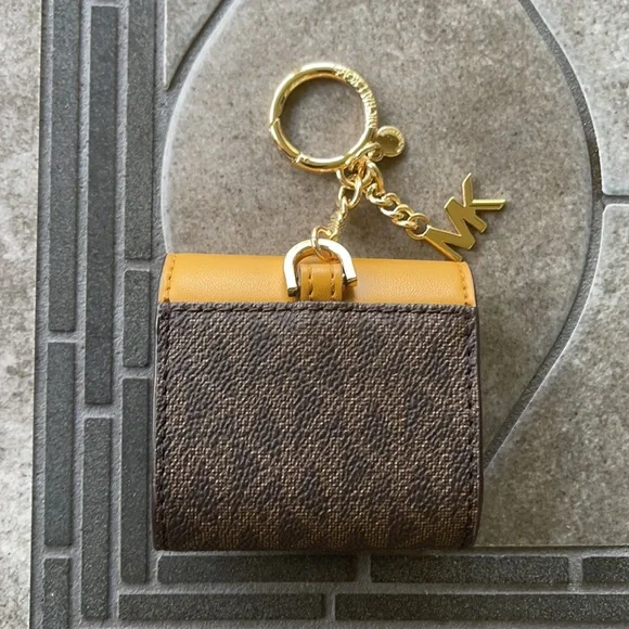 Michael Kors Jet Set Travel AirPod Case - Picture 4 of 16